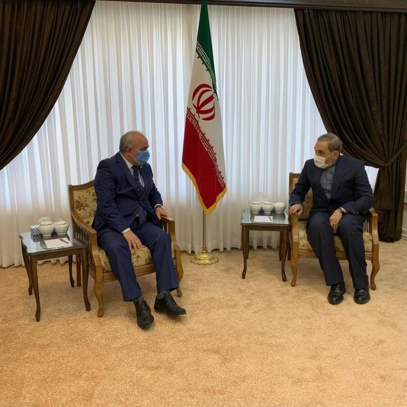 <span>سفیر روسیه در تهران پیام پوتین به رهبر معظم انقلاب اسلامی را تقدیم ولایتی کرد</span>
