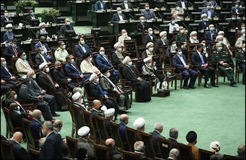 <span>آیین تحلیف رئیس جمهور ایران در حضور شخصیت‌های داخلی و خارجی برگزار شد</span>
