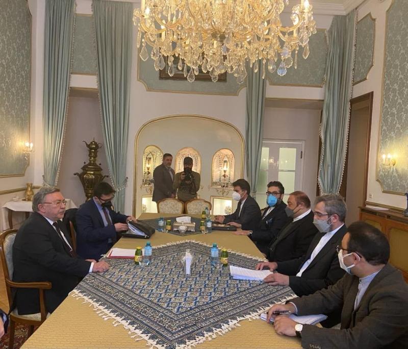 <span>اولیانوف از دیدار جداگانه با باقری و مورا خبر داد</span>
